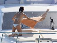Alessandra Ambrosio ćwiczy joge na jachacie 